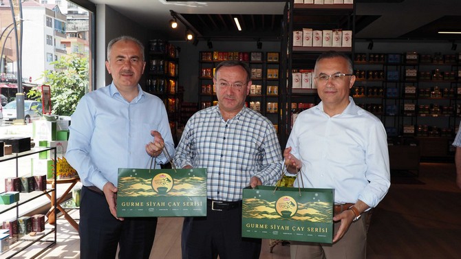 rize-valisi-kemal-ceber-belediye-baskani-rahmi-metin-ve-caykur-genel-muduru-yusuf-ziya-alim-caykur-cumhuriyet-fabrikasi-hinterlandindaki-felenksu-cay-alimyerini-ziyaret-etti-13.jpg