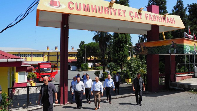 rize-valisi-kemal-ceber-belediye-baskani-rahmi-metin-ve-caykur-genel-muduru-yusuf-ziya-alim-caykur-cumhuriyet-fabrikasi-hinterlandindaki-felenksu-cay-alimyerini-ziyaret-etti-9.jpg
