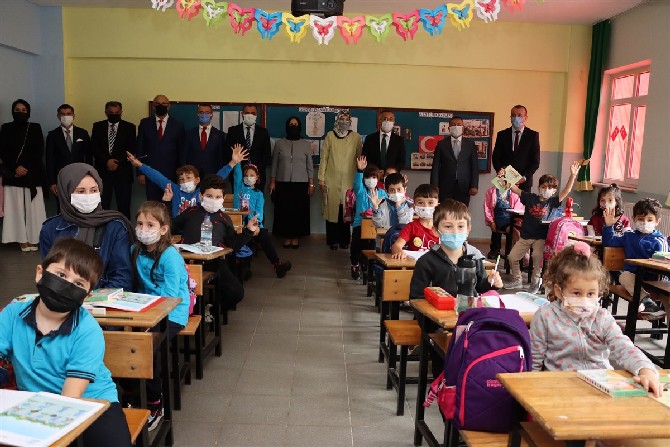 rize-valisi-kemal-ceber-beraberinde-esi-neslihan-ayan-ceber-ile-birlikte-2021-2022-egitim-ogretim-yilinin-baslamasi-munasebetiyle-guneysu-adacami-ilkokulunu-ziyaret-etti-1.jpg