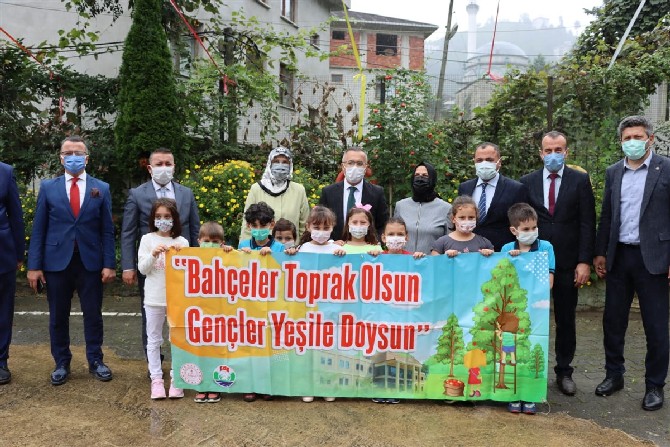 rize-valisi-kemal-ceber-beraberinde-esi-neslihan-ayan-ceber-ile-birlikte-2021-2022-egitim-ogretim-yilinin-baslamasi-munasebetiyle-guneysu-adacami-ilkokulunu-ziyaret-etti-11.jpg