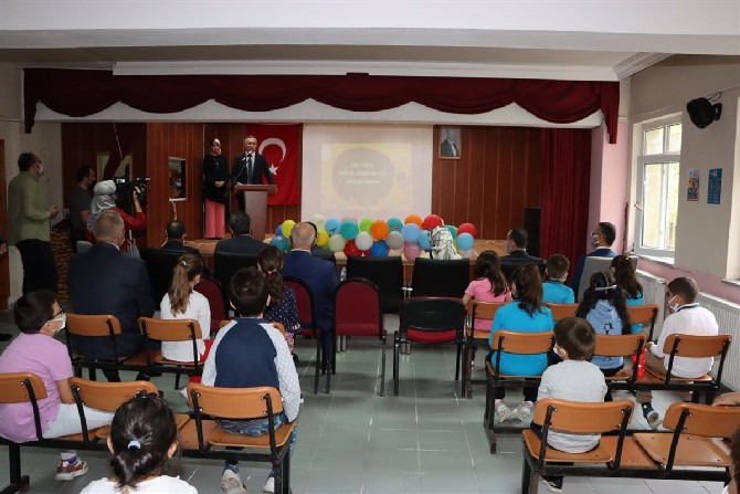 rize-valisi-kemal-ceber-beraberinde-esi-neslihan-ayan-ceber-ile-birlikte-2021-2022-egitim-ogretim-yilinin-baslamasi-munasebetiyle-guneysu-adacami-ilkokulunu-ziyaret-etti-15.jpg