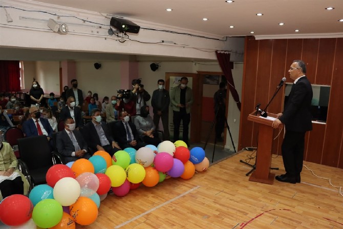 rize-valisi-kemal-ceber-beraberinde-esi-neslihan-ayan-ceber-ile-birlikte-2021-2022-egitim-ogretim-yilinin-baslamasi-munasebetiyle-guneysu-adacami-ilkokulunu-ziyaret-etti-16.jpg