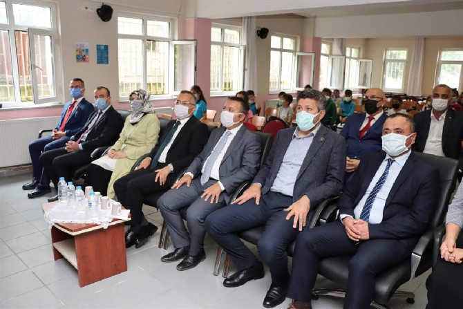 rize-valisi-kemal-ceber-beraberinde-esi-neslihan-ayan-ceber-ile-birlikte-2021-2022-egitim-ogretim-yilinin-baslamasi-munasebetiyle-guneysu-adacami-ilkokulunu-ziyaret-etti-17.jpg