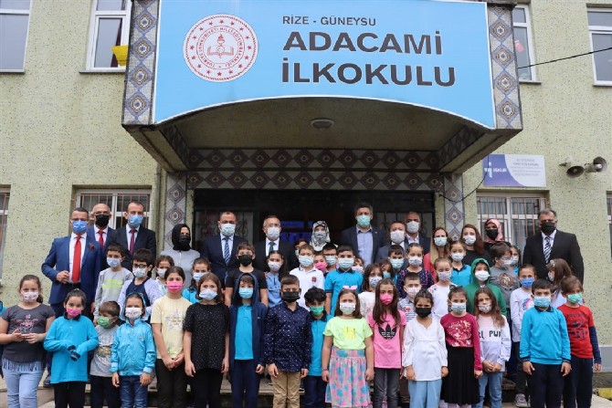 rize-valisi-kemal-ceber-beraberinde-esi-neslihan-ayan-ceber-ile-birlikte-2021-2022-egitim-ogretim-yilinin-baslamasi-munasebetiyle-guneysu-adacami-ilkokulunu-ziyaret-etti-2.jpg
