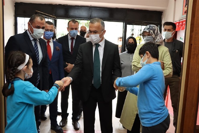 rize-valisi-kemal-ceber-beraberinde-esi-neslihan-ayan-ceber-ile-birlikte-2021-2022-egitim-ogretim-yilinin-baslamasi-munasebetiyle-guneysu-adacami-ilkokulunu-ziyaret-etti-4.jpg