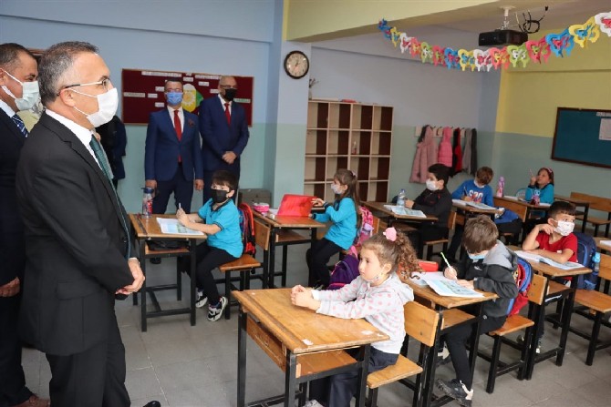 rize-valisi-kemal-ceber-beraberinde-esi-neslihan-ayan-ceber-ile-birlikte-2021-2022-egitim-ogretim-yilinin-baslamasi-munasebetiyle-guneysu-adacami-ilkokulunu-ziyaret-etti-5.jpg