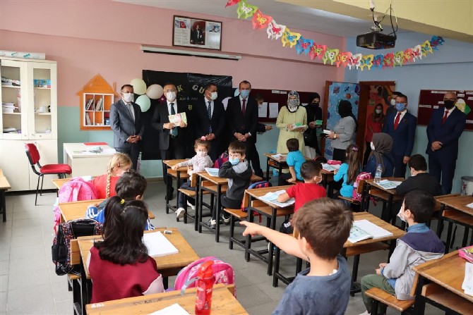 rize-valisi-kemal-ceber-beraberinde-esi-neslihan-ayan-ceber-ile-birlikte-2021-2022-egitim-ogretim-yilinin-baslamasi-munasebetiyle-guneysu-adacami-ilkokulunu-ziyaret-etti-6.jpg