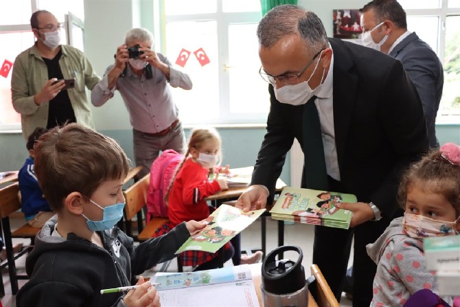 rize-valisi-kemal-ceber-beraberinde-esi-neslihan-ayan-ceber-ile-birlikte-2021-2022-egitim-ogretim-yilinin-baslamasi-munasebetiyle-guneysu-adacami-ilkokulunu-ziyaret-etti-7.jpg