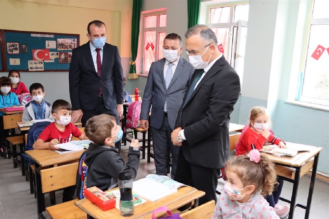 rize-valisi-kemal-ceber-beraberinde-esi-neslihan-ayan-ceber-ile-birlikte-2021-2022-egitim-ogretim-yilinin-baslamasi-munasebetiyle-guneysu-adacami-ilkokulunu-ziyaret-etti-8.jpg