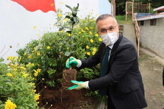 rize-valisi-kemal-ceber-beraberinde-esi-neslihan-ayan-ceber-ile-birlikte-2021-2022-egitim-ogretim-yilinin-baslamasi-munasebetiyle-guneysu-adacami-ilkokulunu-ziyaret-etti-9.jpg