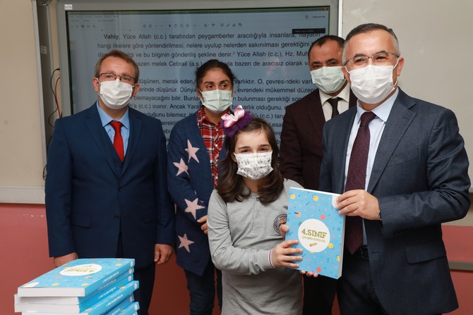 rize-valisi-kemal-ceber-egitim-gordugu-ilkokulda-valiyi-sinifa-getirecegim-vaadiyle-sinif-baskanligini-kazanan-fatima-minel-karaoglunu-tebrik-etti-12.jpg