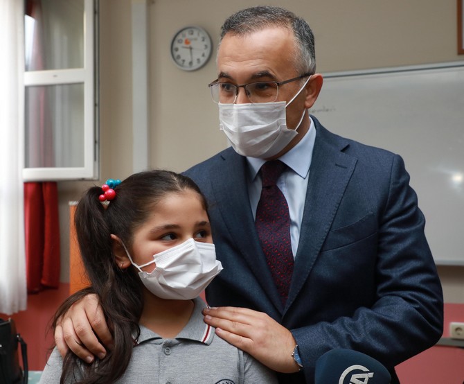 rize-valisi-kemal-ceber-egitim-gordugu-ilkokulda-valiyi-sinifa-getirecegim-vaadiyle-sinif-baskanligini-kazanan-fatima-minel-karaoglunu-tebrik-etti-8.jpg