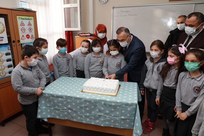 rize-valisi-kemal-ceber-egitim-gordugu-ilkokulda-valiyi-sinifa-getirecegim-vaadiyle-sinif-baskanligini-kazanan-fatima-minel-karaoglunu-tebrik-etti-9.jpg