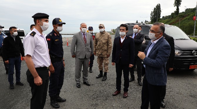 rize-valisi-kemal-ceber-karadeniz-sahil-yolu-trabzon-rize-seridinde-gorevli-saglik,-polis-ve-jandarma-gorevlilerini-ziyaret-ederek-ramazan-bayramini-kutladi-(1).jpg