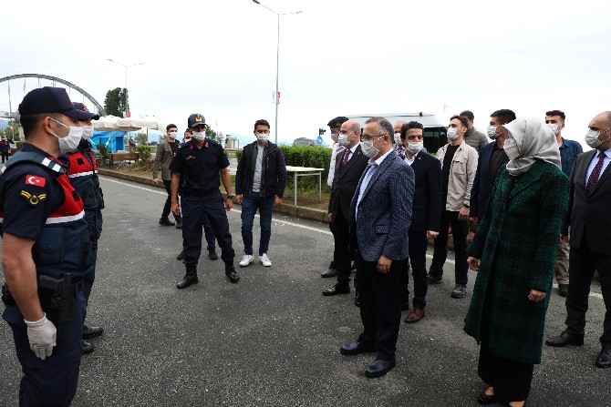 rize-valisi-kemal-ceber-karadeniz-sahil-yolu-trabzon-rize-seridinde-gorevli-saglik,-polis-ve-jandarma-gorevlilerini-ziyaret-ederek-ramazan-bayramini-kutladi-(3).jpg