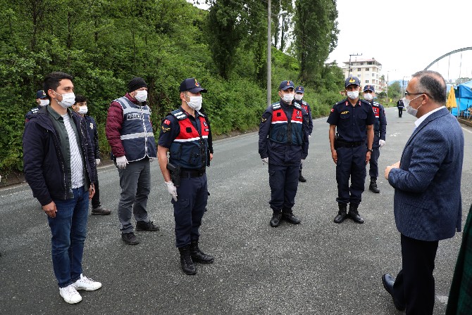 rize-valisi-kemal-ceber-karadeniz-sahil-yolu-trabzon-rize-seridinde-gorevli-saglik,-polis-ve-jandarma-gorevlilerini-ziyaret-ederek-ramazan-bayramini-kutladi-(4).jpg