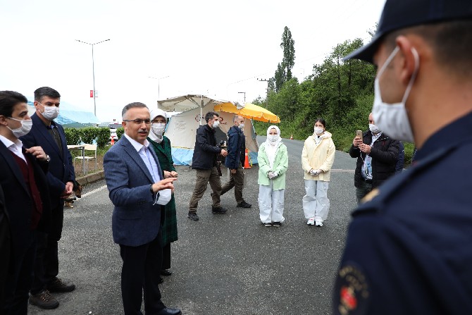 rize-valisi-kemal-ceber-karadeniz-sahil-yolu-trabzon-rize-seridinde-gorevli-saglik,-polis-ve-jandarma-gorevlilerini-ziyaret-ederek-ramazan-bayramini-kutladi-(5).jpg