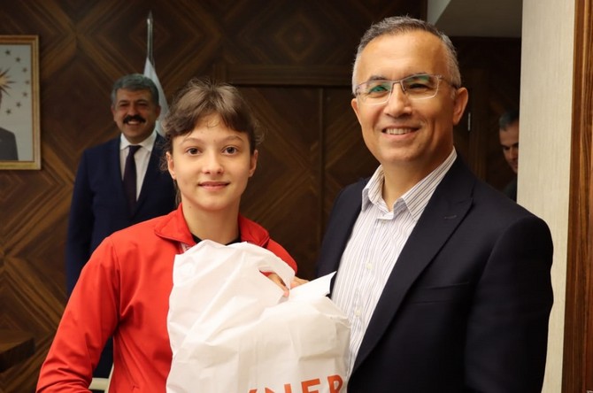 rize-valisi-kemal-ceber-katildiklari-sampiyonalarda-buyuk-basari-elde-eden-rizeli-sporculari-konuk-etti-1.jpg