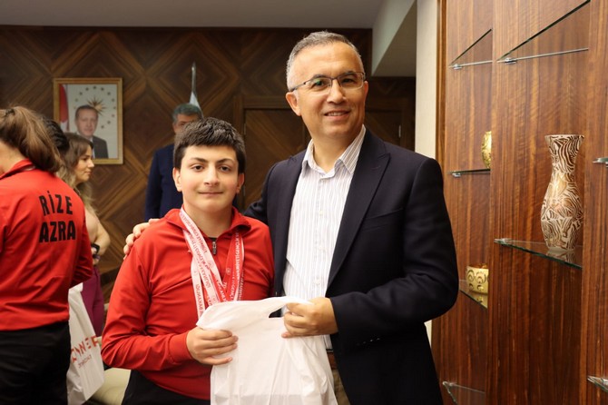 rize-valisi-kemal-ceber-katildiklari-sampiyonalarda-buyuk-basari-elde-eden-rizeli-sporculari-konuk-etti-2.jpg