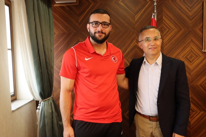 rize-valisi-kemal-ceber-katildiklari-sampiyonalarda-buyuk-basari-elde-eden-rizeli-sporculari-konuk-etti-5.jpg