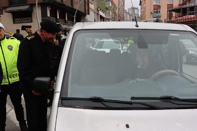rize-valisi-kemal-ceber-ramazan-bayrami-trafik-tedbirleri-kapsaminda-bayraminiz-kemerli-olsun-sloganiyla-81-ilde-es-zamanli-olarak-gerceklestirilen-trafik-uygulamasina-katildi-4.jpg