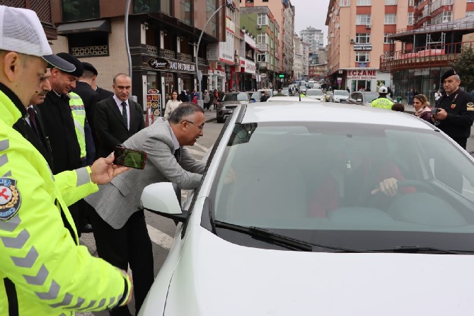 rize-valisi-kemal-ceber-ramazan-bayrami-trafik-tedbirleri-kapsaminda-bayraminiz-kemerli-olsun-sloganiyla-81-ilde-es-zamanli-olarak-gerceklestirilen-trafik-uygulamasina-katildi-7.jpg