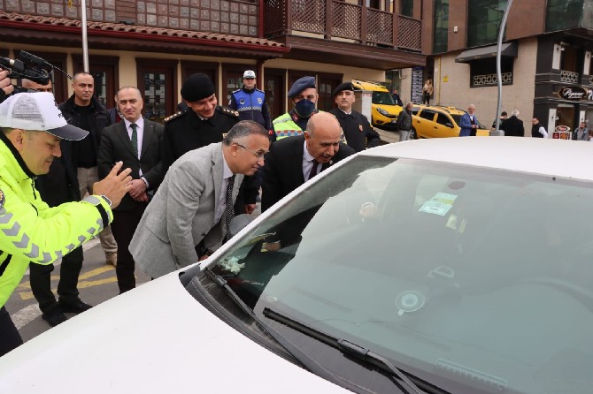 rize-valisi-kemal-ceber-ramazan-bayrami-trafik-tedbirleri-kapsaminda-bayraminiz-kemerli-olsun-sloganiyla-81-ilde-es-zamanli-olarak-gerceklestirilen-trafik-uygulamasina-katildi-8.jpg