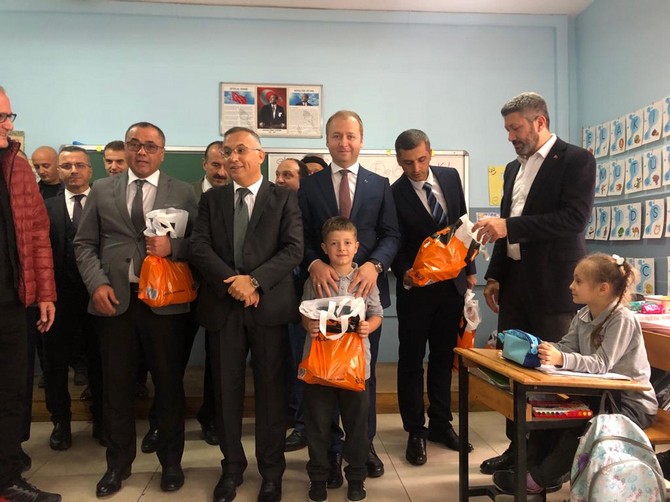 rize-valisi-kemal-ceber-rize-valiligi-himayelerinde-flo-ayakkabicilik-is-birliginde-yapilan-proje-kapsaminda-guneysu-ilkokulunda-ogrencilere-hediye-ayakkabilarini-verdi-1-001.jpg