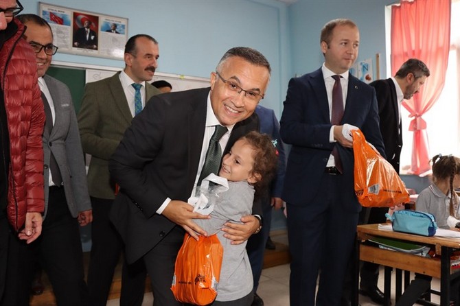 rize-valisi-kemal-ceber-rize-valiligi-himayelerinde-flo-ayakkabicilik-is-birliginde-yapilan-proje-kapsaminda-guneysu-ilkokulunda-ogrencilere-hediye-ayakkabilarini-verdi-15.jpg