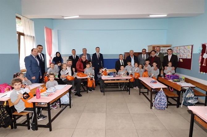 rize-valisi-kemal-ceber-rize-valiligi-himayelerinde-flo-ayakkabicilik-is-birliginde-yapilan-proje-kapsaminda-guneysu-ilkokulunda-ogrencilere-hediye-ayakkabilarini-verdi-16.jpg