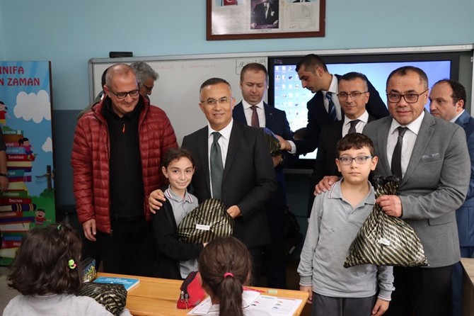 rize-valisi-kemal-ceber-rize-valiligi-himayelerinde-flo-ayakkabicilik-is-birliginde-yapilan-proje-kapsaminda-guneysu-ilkokulunda-ogrencilere-hediye-ayakkabilarini-verdi-19.jpg