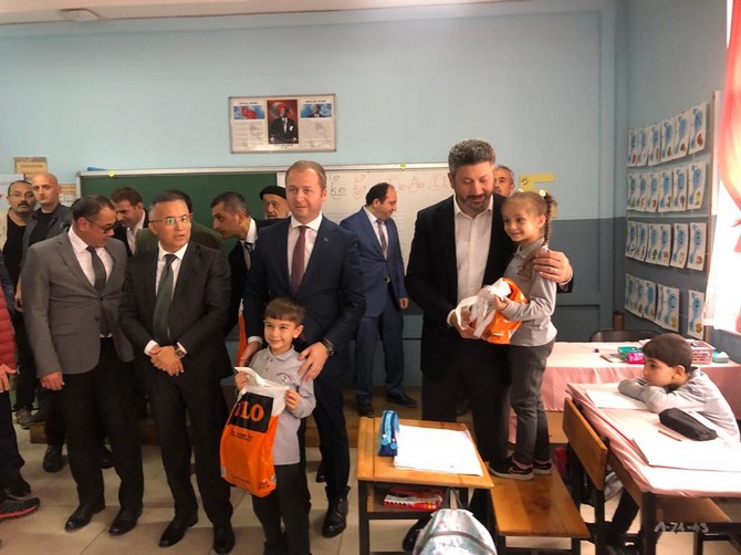 rize-valisi-kemal-ceber-rize-valiligi-himayelerinde-flo-ayakkabicilik-is-birliginde-yapilan-proje-kapsaminda-guneysu-ilkokulunda-ogrencilere-hediye-ayakkabilarini-verdi-2.jpg