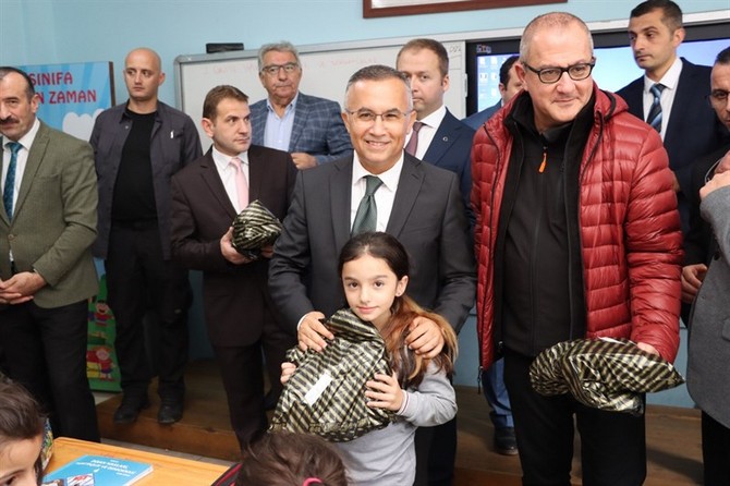 rize-valisi-kemal-ceber-rize-valiligi-himayelerinde-flo-ayakkabicilik-is-birliginde-yapilan-proje-kapsaminda-guneysu-ilkokulunda-ogrencilere-hediye-ayakkabilarini-verdi-20.jpg