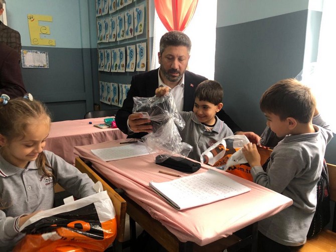 rize-valisi-kemal-ceber-rize-valiligi-himayelerinde-flo-ayakkabicilik-is-birliginde-yapilan-proje-kapsaminda-guneysu-ilkokulunda-ogrencilere-hediye-ayakkabilarini-verdi-3-001.jpg