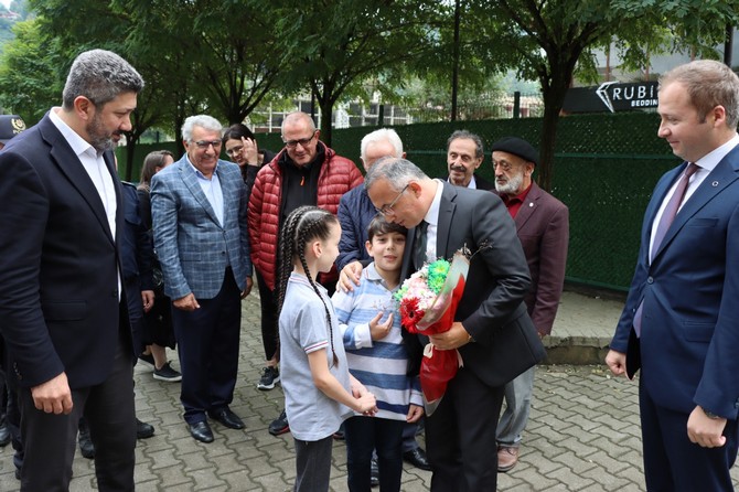 rize-valisi-kemal-ceber-rize-valiligi-himayelerinde-flo-ayakkabicilik-is-birliginde-yapilan-proje-kapsaminda-guneysu-ilkokulunda-ogrencilere-hediye-ayakkabilarini-verdi-7.jpg
