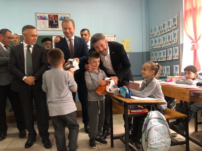 rize-valisi-kemal-ceber-rize-valiligi-himayelerinde-flo-ayakkabicilik-is-birliginde-yapilan-proje-kapsaminda-guneysu-ilkokulunda-ogrencilere-hediye-ayakkabilarini-verdi-8-001.jpg