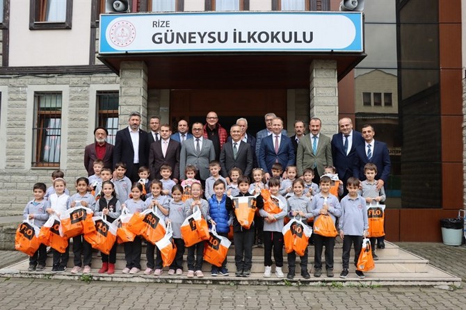 rize-valisi-kemal-ceber-rize-valiligi-himayelerinde-flo-ayakkabicilik-is-birliginde-yapilan-proje-kapsaminda-guneysu-ilkokulunda-ogrencilere-hediye-ayakkabilarini-verdi-9.jpg