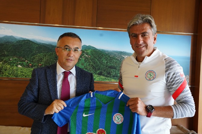 rize-valisi-kemal-ceber-super-lig-takimlarindan-caykur-rizesporu-ziyaret-ederek-kasimpasa-maci-oncesi-basarilar-diledi-1.jpg