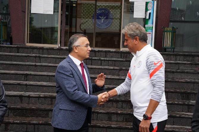 rize-valisi-kemal-ceber-super-lig-takimlarindan-caykur-rizesporu-ziyaret-ederek-kasimpasa-maci-oncesi-basarilar-diledi-2.jpg