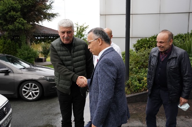 rize-valisi-kemal-ceber-super-lig-takimlarindan-caykur-rizesporu-ziyaret-ederek-kasimpasa-maci-oncesi-basarilar-diledi-3.jpg