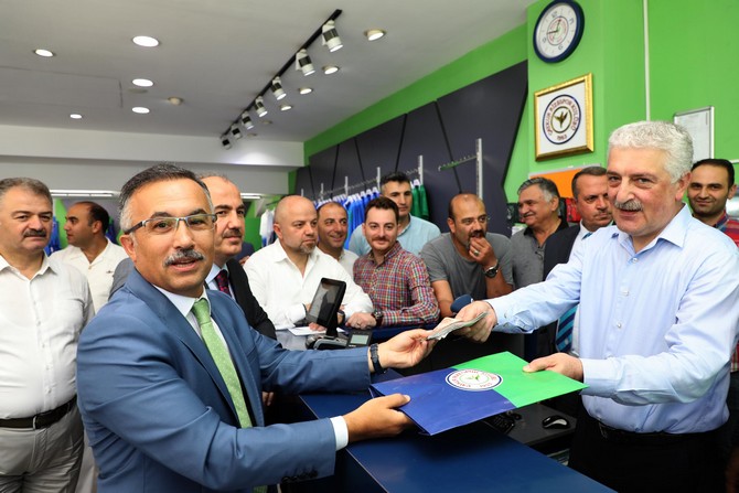 rize-valisi-kemal-ceber-ve-belediye-baskani-rahmi-metin,-caykur-rizespora-destek-olmak-amaciyla-caykur-didi-stadinda-bulunan-atmaca-store-magazasina-giderek-kombine-bileti-satin-aldi-(1)-001.jpg