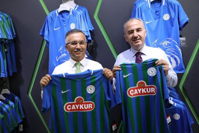rize-valisi-kemal-ceber-ve-belediye-baskani-rahmi-metin,-caykur-rizespora-destek-olmak-amaciyla-caykur-didi-stadinda-bulunan-atmaca-store-magazasina-giderek-kombine-bileti-satin-aldi-(2)-001.jpg