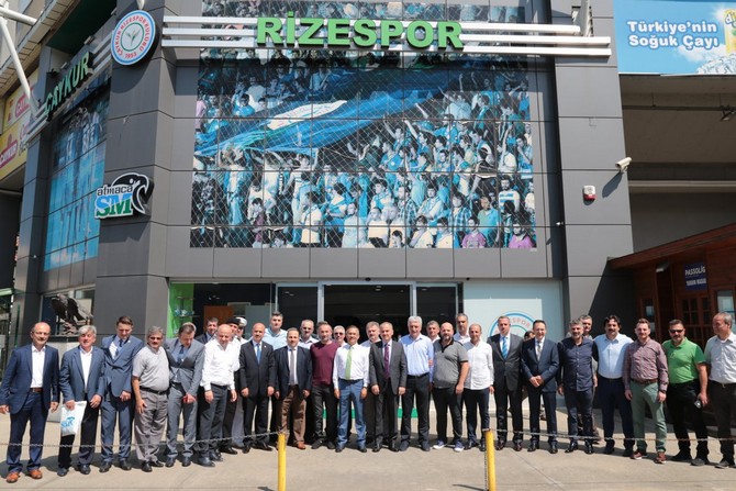 rize-valisi-kemal-ceber-ve-belediye-baskani-rahmi-metin,-caykur-rizespora-destek-olmak-amaciyla-caykur-didi-stadinda-bulunan-atmaca-store-magazasina-giderek-kombine-bileti-satin-aldi-(3).jpg