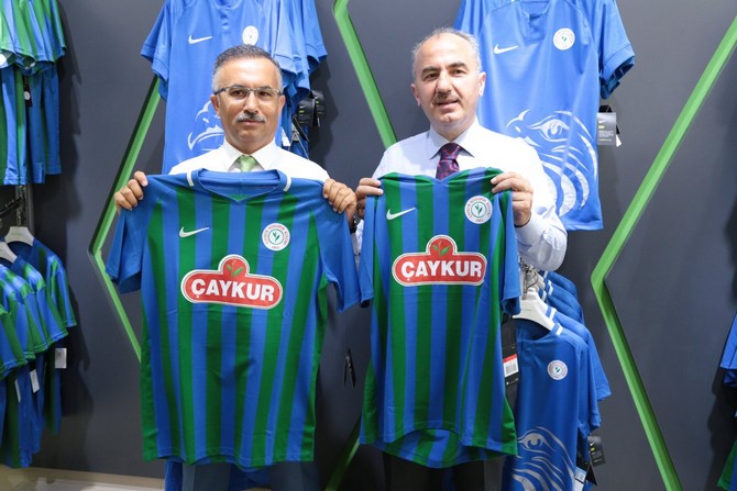 rize-valisi-kemal-ceber-ve-belediye-baskani-rahmi-metin,-caykur-rizespora-destek-olmak-amaciyla-caykur-didi-stadinda-bulunan-atmaca-store-magazasina-giderek-kombine-bileti-satin-aldi-(4).jpg