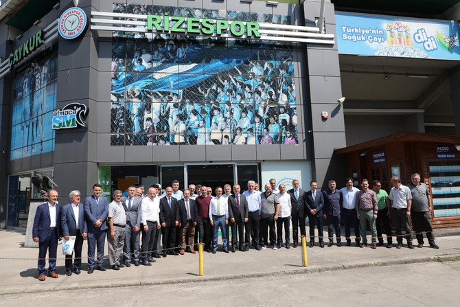 rize-valisi-kemal-ceber-ve-belediye-baskani-rahmi-metin,-caykur-rizespora-destek-olmak-amaciyla-caykur-didi-stadinda-bulunan-atmaca-store-magazasina-giderek-kombine-bileti-satin-aldi-(5).jpg