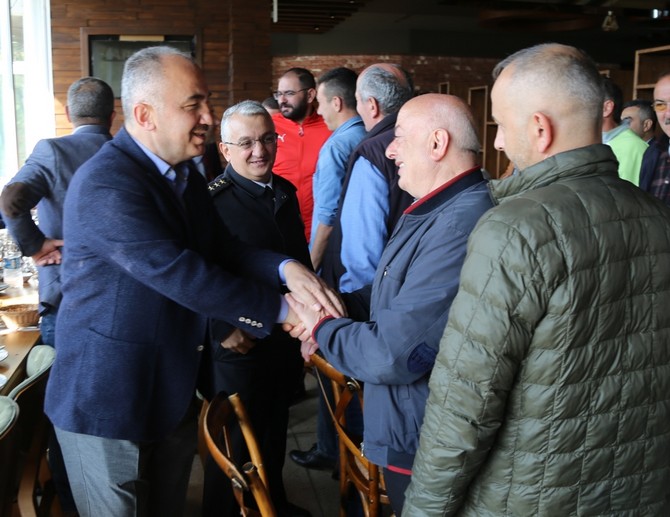 rize-valisi-kemal-ceber-ve-rize-belediye-baskani-rahmi-metin-19-ekim-muhtarlar-gunu-dolayisiyla-rize-merkez-koy-ve-mahalle-muhtarlariyla-bir-araya-geldi-1.jpg