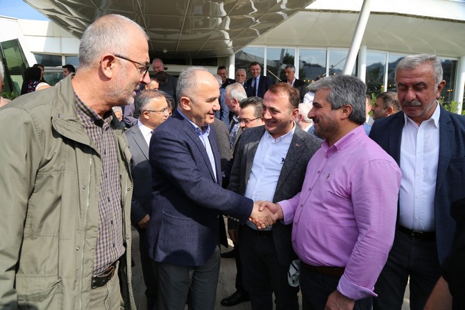 rize-valisi-kemal-ceber-ve-rize-belediye-baskani-rahmi-metin-19-ekim-muhtarlar-gunu-dolayisiyla-rize-merkez-koy-ve-mahalle-muhtarlariyla-bir-araya-geldi-2.jpg