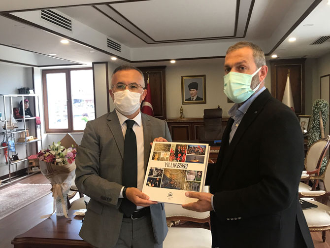 rize-valisi-kemal-ceber-ve-rize-belediye-baskani-rahmi-metin-anadolu-ajansi-aa-rize-il-sorumlusu-muhittin-sandikci-ve-muhabiri-fikret-delali-makamlarinda-kabul-etti-3.jpg