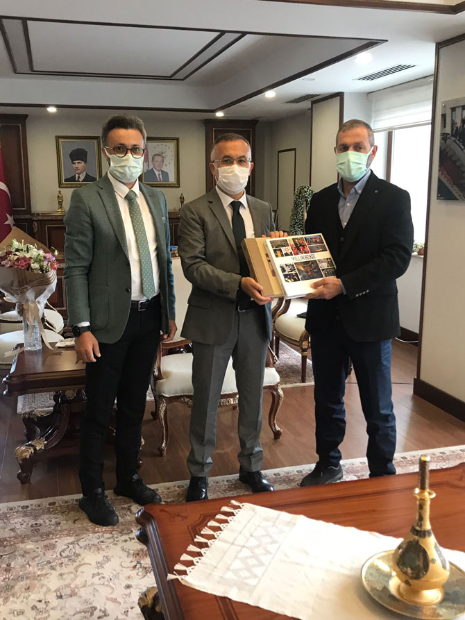 rize-valisi-kemal-ceber-ve-rize-belediye-baskani-rahmi-metin-anadolu-ajansi-aa-rize-il-sorumlusu-muhittin-sandikci-ve-muhabiri-fikret-delali-makamlarinda-kabul-etti-4.jpg