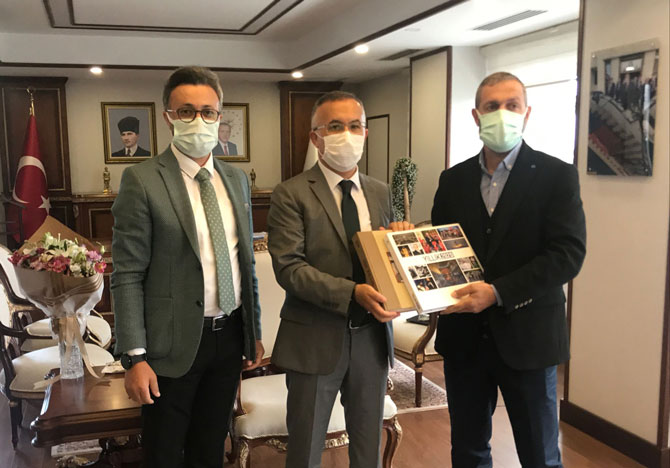 rize-valisi-kemal-ceber-ve-rize-belediye-baskani-rahmi-metin-anadolu-ajansi-aa-rize-il-sorumlusu-muhittin-sandikci-ve-muhabiri-fikret-delali-makamlarinda-kabul-etti-5.jpg